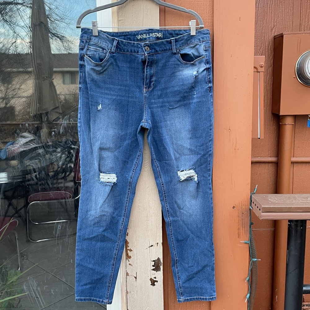 Distressed skinny jeans